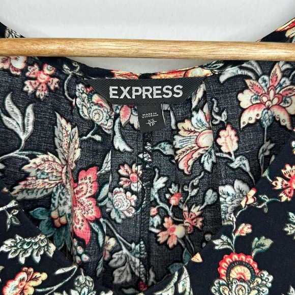 Express women’s v-neck tank with high low hem - Picture 3 of 3